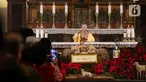 Umat Katolik di Jakarta merayakan Misa Malam Natal di Gereja Katedral Jakarta pada Selasa (24/12/2024). (Liputan6.com/Herman Zakharia)