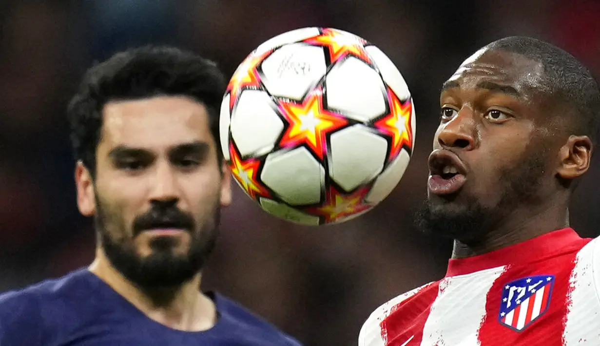 Pemain Manchester City Ilkay Gundogan (kiri) menyaksikan pemain Atletico Madrid Geoffrey Kondogbia mengontrol bola pada pertandingan sepak bola leg kedua perempat final Liga Champions di Stadion Wanda Metropolitano, Madrid, Spanyol, 13 April 2022. Pertandingan berakhir 0-0. (AP Photo/Manu Fernandez)