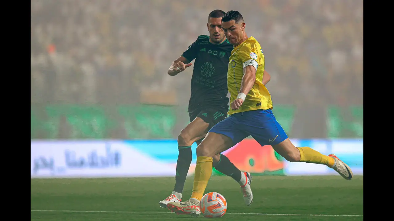 Foto: Selebrasi Gol Kabut Cristiano Ronaldo saat Al-Nassr Tumbangkan Al-Ahli di Liga Arab Saudi