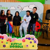 Lidwina Natalia, Head of Marketing Home and Personal Care Kino, Ririna, hair colorist dan Olga Yandiguna Group Brand Manager Sasha Bersama Model dengan warna pilihan Sasha Hair Comeback/copyright istimewa