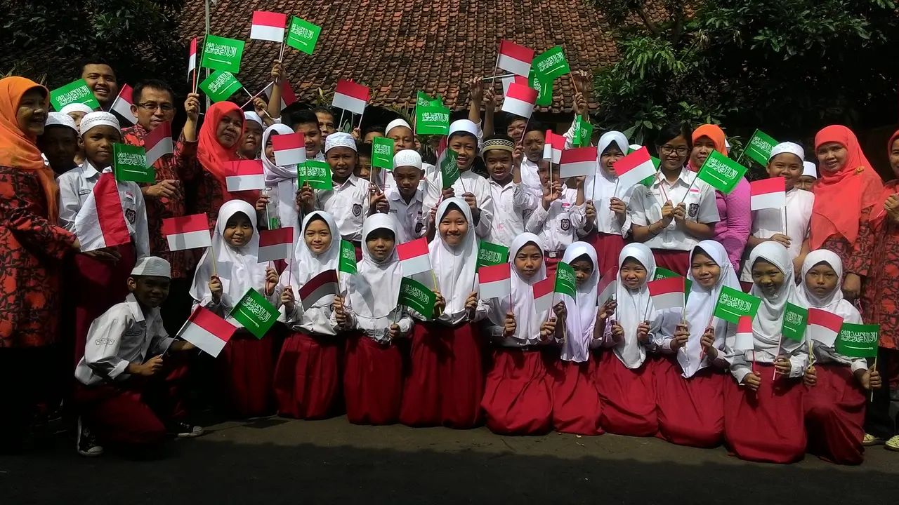 Siswa di Bogor sambut Raja Salman