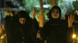 orang perempuan berdoa pada malam Ramadan di Teheran, Iran (16/6). Mereka percaya bahwa malam Lailatul Qadar jatuh pada tanggal 19, 21 atau 23 Ramadan. (AP Photo/Vahid Salemi)