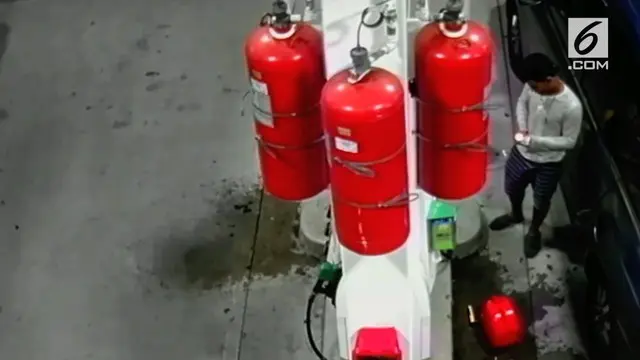 Detik-detik seorang pria dengan sengaja membakar sebuah pom bensin di New York.