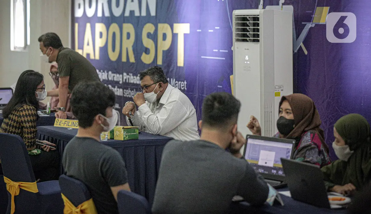 Petugas melayani wajib pajak yang melaporkan SPT tahunan di KPP Pratama Jakarta Tanah Abang Tiga, Jakarta, Kamis (31/3/2022). Layanan e-Filing melalui website Dirjen Pajak melayani penyampaian SPT tahunan orang pribadi yang menggunakan formulir 1770 SS, 1770 S, dan 1770. (Liputan6.com/Faizal Fanani)