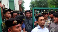 Haji Lulung melambaikan tangan saat Kantor DPP PPP diserbu massa yang mengaku sebagai pendukung Romahurmuziy, Menteng, Jakarta Pusat, Selasa (2/12/2014). (Liputan6.com/Johan Tallo) 
