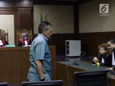 Terdakwa suap putusan perkara perdata yang juga Hakim PN Jakarta Selatan, Iswahyu Widodo (kiri) dan Irwan saat menjalani sidang putusan di Pengadilan Tipikor, Jakarta, Kamis (11/7/2019). Keduanya dihukum 4 tahun 6 bulan penjara, denda Rp200 juta subsider 2 bulan. (Liputan6.com/Helmi Fithriansyah)