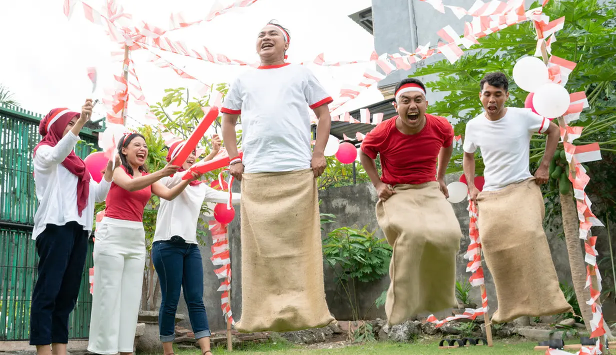 2. Balap karung: Aries
Lomba balap karung jelas cocok untuk Aries yang menyukai kompetisi dan aktif secara fisik. Balap karung menuntutnya untuk berusaha keras menunjukkan perlawanan terbaik. (Odua Images/Shutterstock)