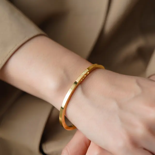Gelang Emas Hollow Ringan Motif Singapura