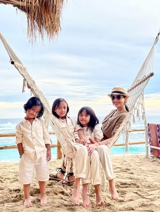 Saat Ririn Dwi Ariyanti berlibur, ia tak lupa mengajak buah hatinya. Momen Ririn liburan di pantai melepas penat bersama anaknya ini mencuri perhatian. Netizen menyebut Ririn Dwi Ariyanti terlihat menawan dan awet muda. (Liputan6.com/IG/@ririndwiariyanti)