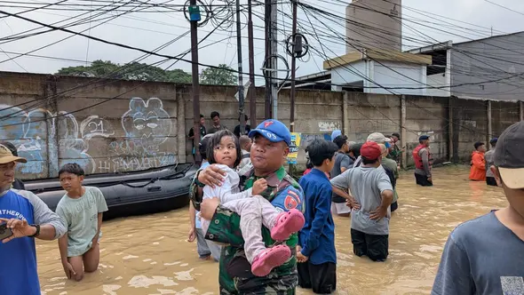Banjir di Kota Bekasi, Jawa Barat, meluas ke berbagai titik. Mulai dari permukiman, kantor pemerintahan dan jalan utama, hampir seluruhnya tergenang banjir akibat hujan deras. (Liputan6.com/Bam Sinulinga)
