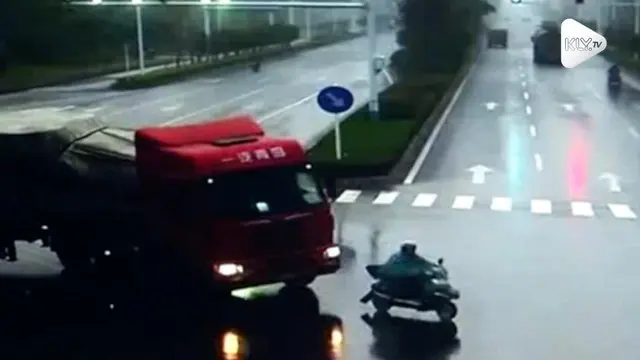 Detik-detik pengendara sepeda motor jadi nyaris korban kecelakaan truk yang hilang kendali di China. Tidak ada korban jiwa dalam insiden ini.