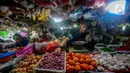Aktivitas perdagangan di Pasar Pondok Labu Jakarta, Senin (18/12/2023). (merdeka.com/Arie Basuki)