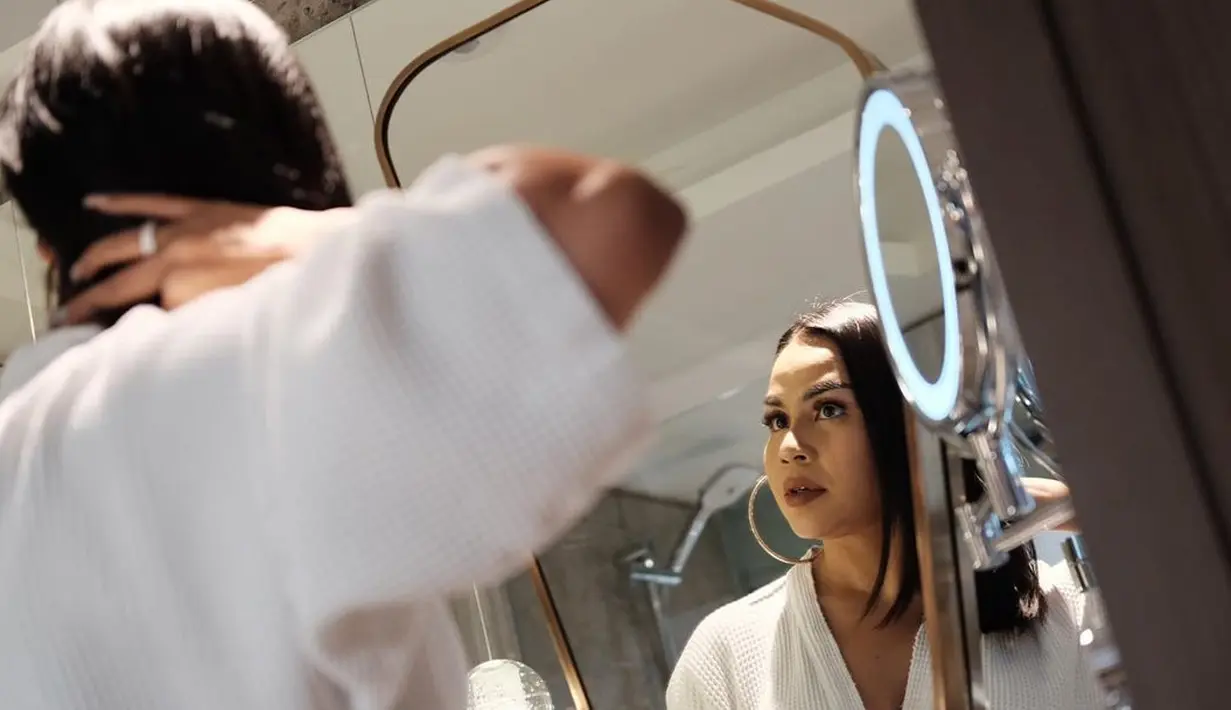 Melaney Ricardo juga mengingatkan cara memakai masker yang benar serta protokol kesehatan lainnya. Seperti rutin mencuci tangan, serta menjaga jarak dengan orang lain. (Instagram/melaney_ricardo)