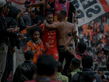 Pemain Persija Jakarta, Emaxwell Souza merayakan golnya dengan penonton yang hadir pada laga pekan terakhir BRI Super League 2025/2026 pada Sabtu (23/5) sore WIB. (Bola.com/Abdul Aziz)