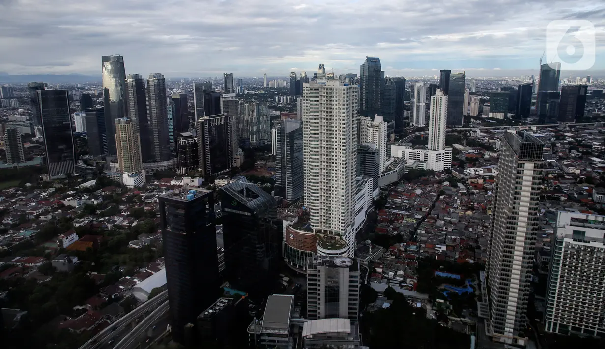 Deretan permukiman dan gedung bertingkat di Jakarta, Minggu (28/11/2021). Tren penduduk yang tinggal di perkotaan diproyeksikan terus mengalami peningkatan hingga 70 persen dari jumlah penduduk pada 2045 sedangkan penduduk di perdesaan akan menurun di level 30 persen. (Liputan6.com/Johan Tallo)