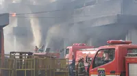Gudang JNE mengalami kebakaran di jalan Pekapuran, Kecamatan Cimanggis, Kota Depok. (Liputan6.com/Dicky Agung Prihanto)