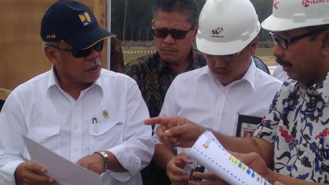 Menteri Pekerjaan Umum dan Perumahan Rakyat (PUPR) Basuki Hadimuljono meninjau proyek Tol Trans Sumatera.