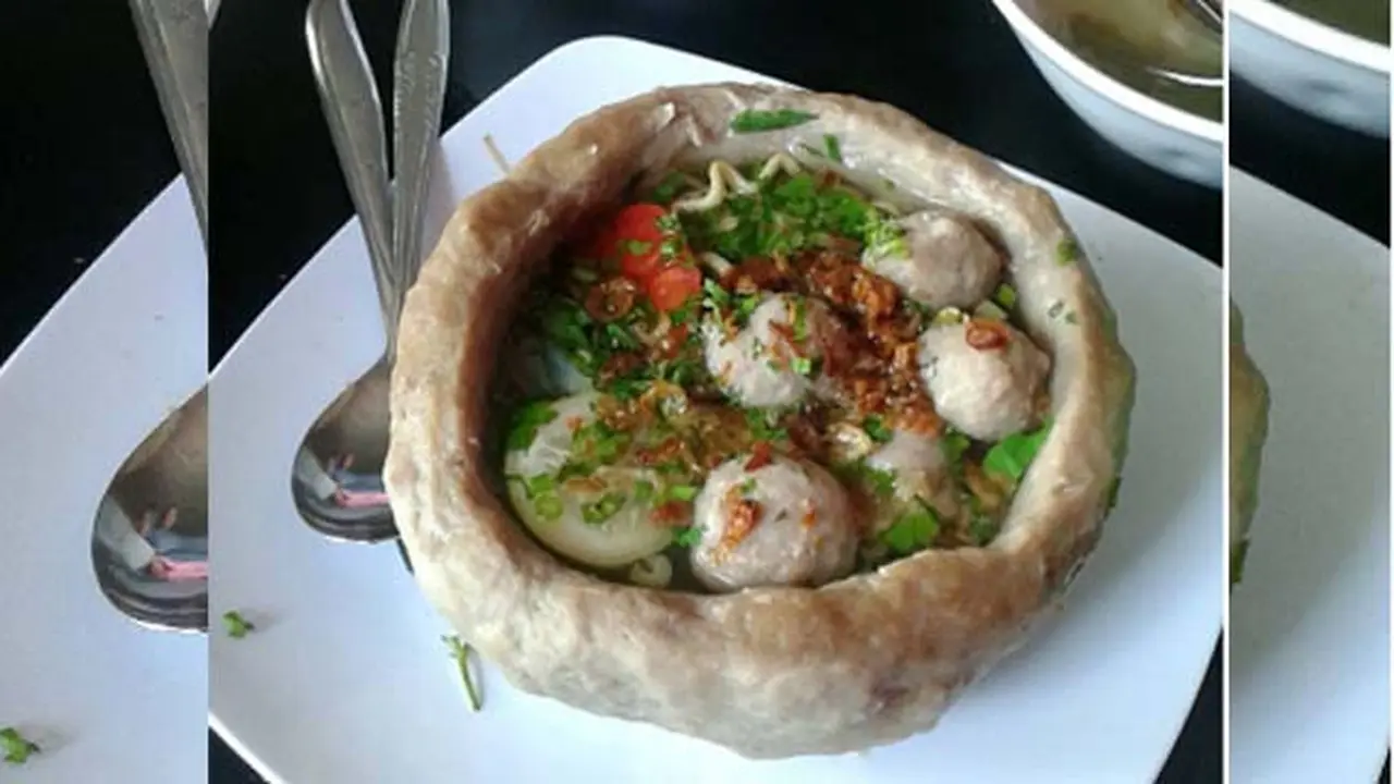 Tren Makan Baso Sekaligus Mangkoknya, Mau Coba?