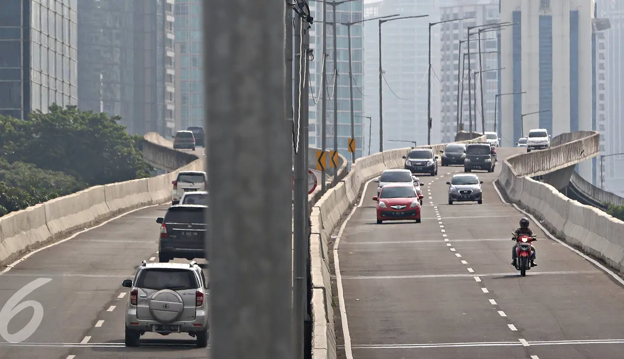 Pengendara sepeda motor melintas di jalan layang non-tol Kampung Melayu-Tanah Abang, Jakarta, Jumat (15/4). Meski berbahaya bagi keselamatan mereka dan pengguna jalan lain, pemotor tetap melintas di jalur tersebut. (Liputan6.com/Immanuel Antonius)