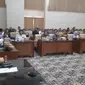 Sekretaris Partai Nasdem Banyuwangi Zamroni (baju Biro) mengikuti rapat dengar pendapat bersama DPRD setempat tentang polemik pencopotan bendera pratai Nasdem (Hermawan Arifianto/Liputan6.com)
