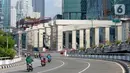 Suasana pembangunan LRT di tikungan Jembatan 66 Kuningan-Dukuh Atas, Jakarta, Senin (6/7/2020). Pembangunan LRT Jabodebek tersebut nantinya akan terkoneksi dengan kawasan terpadu TOD yang menggabungkan transportasi MRT, Kereta Commuter line dan Bus Transjakarta. (merdeka.com/Dwi Narwoko)