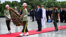 PM Jepang, Shinzo Abe bersiap melakukan upacara penghormatan di Taman Makam Pahlawan, Jakarta, Rabu (22/4/2015). PM Abe berdoa untuk Eto Sichio, warga Jepang yang membantu perjuangan rakyat Indonesia saat perang kemerdekaan. (Liputan6.com/Yoppy Renato)