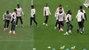 Para pemain Real Madrid melakukan pemanasan saat berlatih menjelang pertandingan babak 16 besar Liga Champions 2024/2025 melawan Atletico Madrid di Real Madrid Sports City, Valdebebas, Spanyol, Senin (03/03/2025) waktu setempat. (AFP/Thomas Coex)