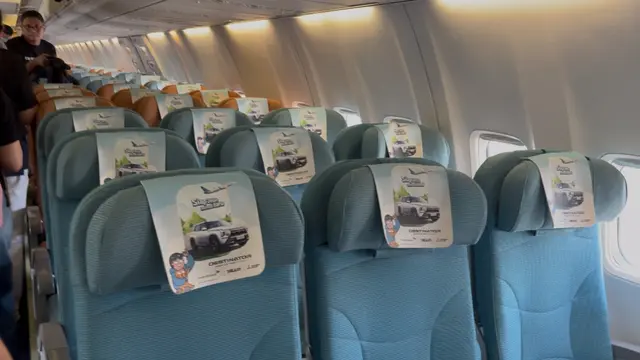 Headrest cover dengan ilustrasi kolaborasi Sky Explorer dengan gambar Tahi Lalat, Pesawat Garuda Indonesia, hingga Mitsubishi Destinator. [Anisha/Fimela]