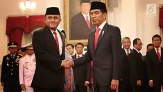 Presiden Joko Widodo (Jokowi) memberikan ucapan selamat kepada Kepala BNN Irjen (Pol) Heru Winarko seusai pelantikan di Istana Negara, Kamis (1/3). Heru Winarko menggantikan Komjen Pol Budi Waseso yang memasuki masa pensiun. (Liputan6.com/Angga Yuniar)