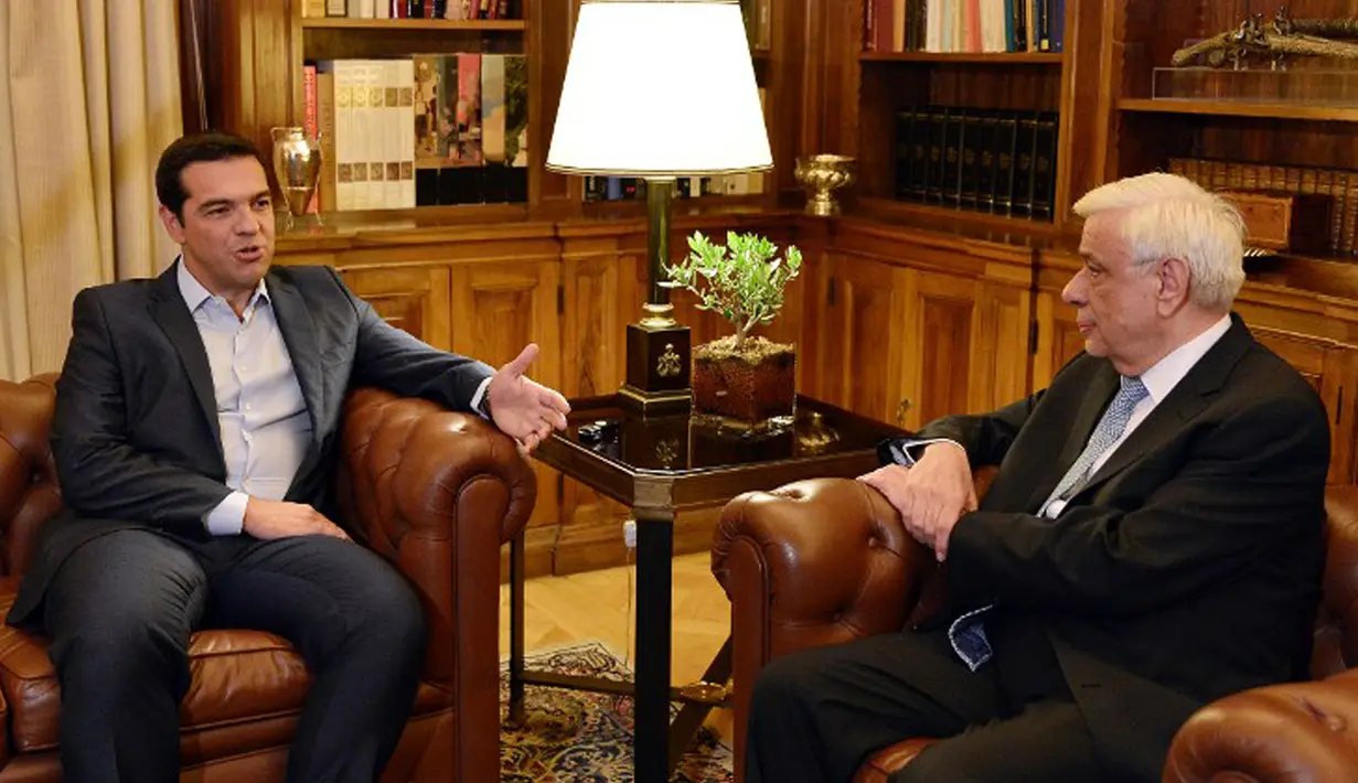 PM Yunani Alexis Tsipras (kiri) berbincang dengan Presiden Yunani, Prokopis Pavlopoulos di Istana Presiden, Athena, Kamis (20/8/2015). Dia mengumumkan pengunduran dirinya dan menyerukan pemilu dini tanggal 20 September. (AFP PHOTO/LOUISA GOULIAMAKI)