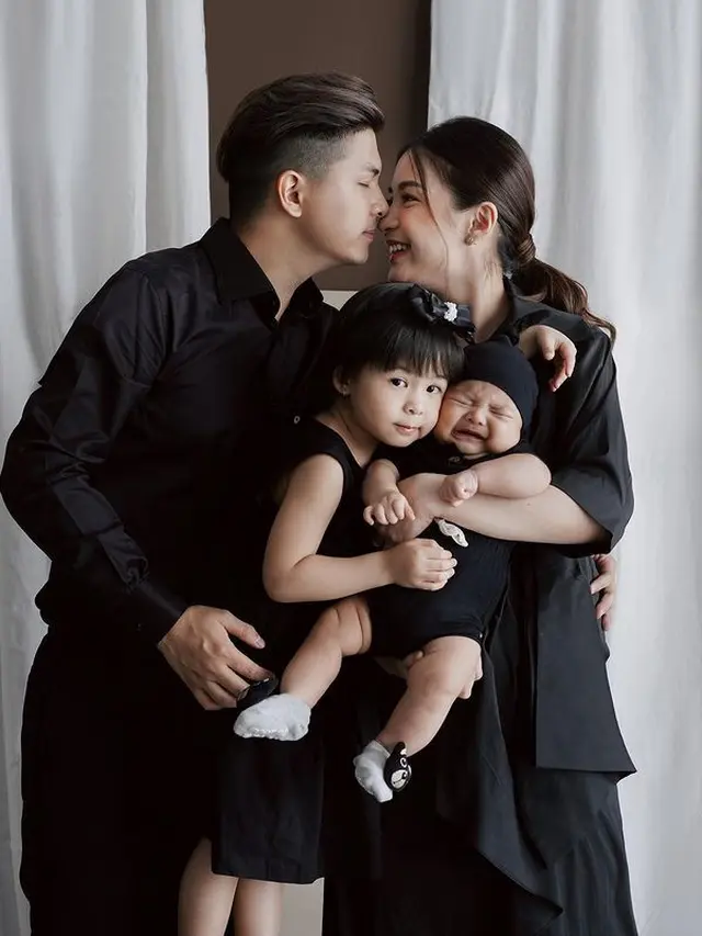 7 Pemotretan Terbaru Chelsea Olivia dan Glenn Alinskie Bersama Kedua Anaknya