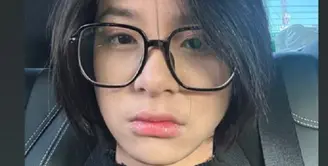 Dalam potret yang dibagikan melalui Instagram Story, Zee memamerkan selfie dirinya bare face dengan rambut bondol. Ia mengenakan atasan berwarna hitam, kacamata berbingkai hitam, cantik tanpa mengenakan makeup sekalipun. Foto: Instagram.