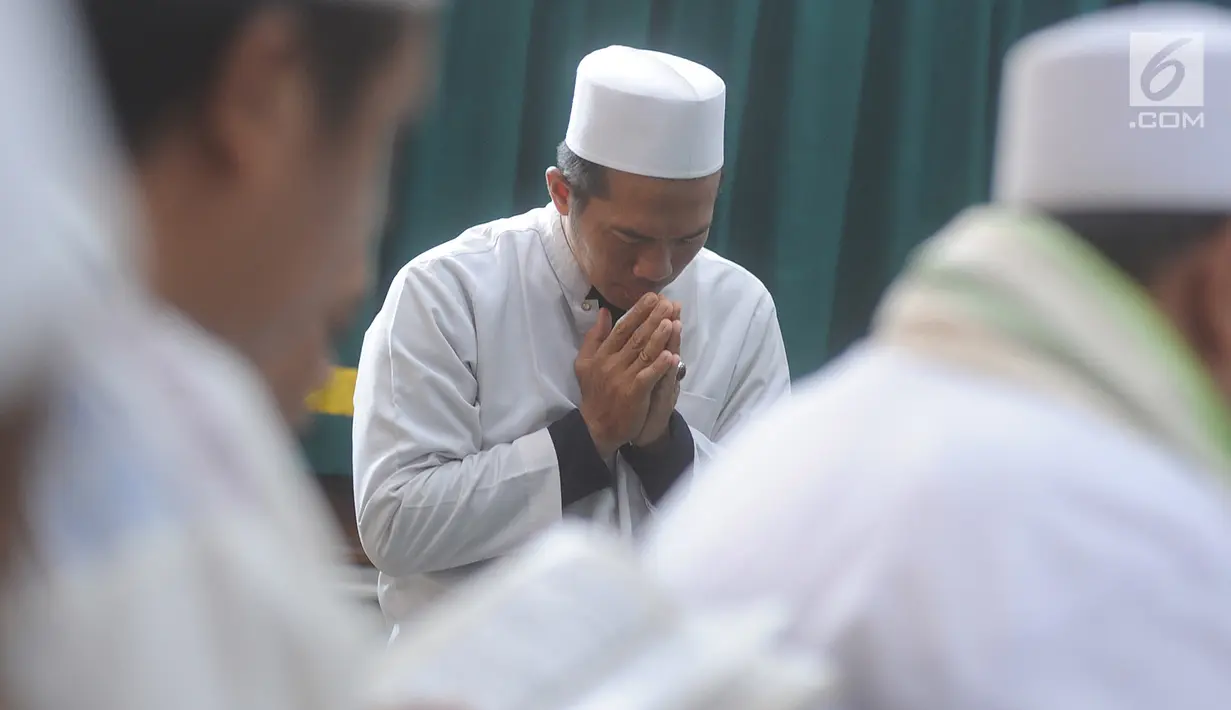Peziarah berdoa di makam Habib Husein bin Abubakar Alaydrus di dalam Masjid Keramat Luar Batang, Penjaringan, Jakarta, Minggu (1/9/2019). Pada Tahun Baru Islam 1 Muharram 1441 H, Masjid Luar Batang dipadati peziarah dari berbagai kota di pulau Jawa. (merdeka.com/Arie Basuki)