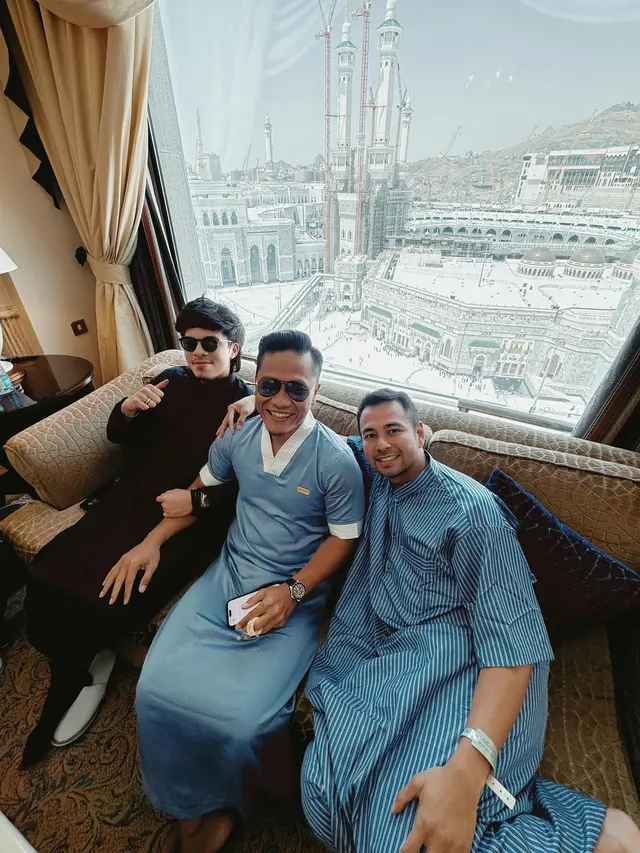 6 Potret Raffi Ahmad Kumpul Bareng Atta Halilintar Waktu Jalani Ibadah Haji