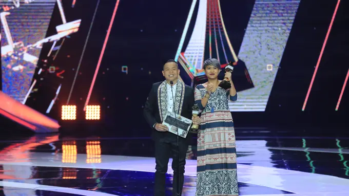 [Bintang] Ernest Prakasa - Meira Anastasia (Kategori Penulis Skenario Terbaik)