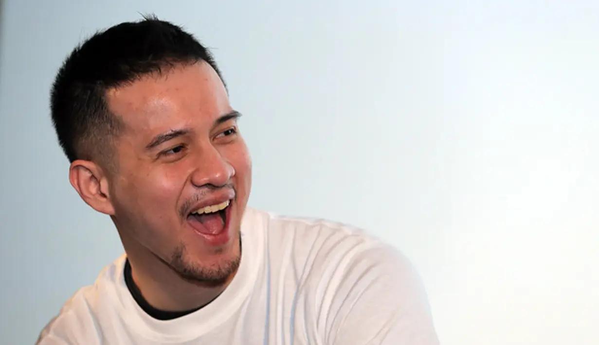 Ditambah lagi Pemeran Utama Pria Terpuji Festival Film Bandung 2014 itu tumbuh dari keluarga yang tidak terlalu mementingkan pesta besar-besaran saat pernikahan. (Deki Prayoga/Bintang.com)