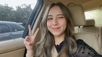 Namun di beberapa kesempatan ia memilih tampil agak lebih bold dengan makeup ala Korean look yang cocok dengannya. (Instagram @clairineclay)