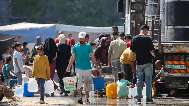 Bantuan Tiba, Seperti Ini Antrean Warga Gaza Penuhi Kebutuhan Air Bersih