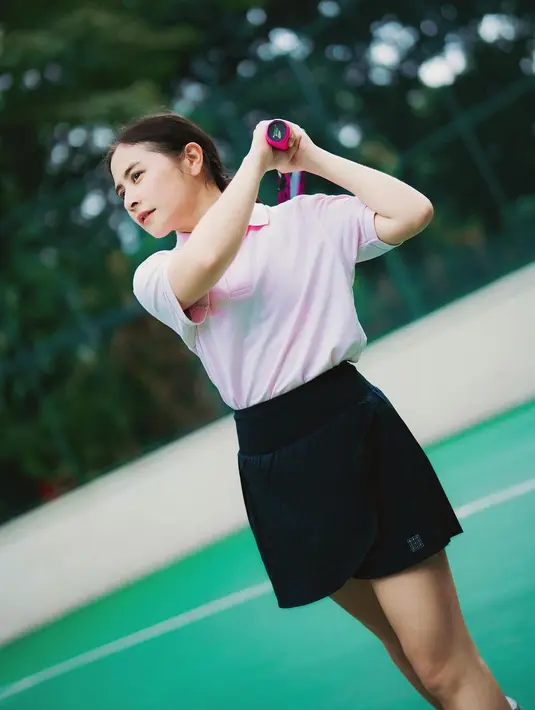 Artis 27 tahun itu pun tampil dalam balutan sporty outfit yang memukau dan mencuri perhatian. [@prillylatuconsina96]