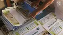 Pekerja merapikan kalender tahun 2019 di kawasan Senen, Jakarta, Jumat (7/12). Menjelang berakhirnya tahun 2018, produksi kalender di kawasan pusat percetakan tersebut meningkat 40 persen. (Liputan6.com/Immanuel Antonius)