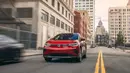 ID.4 menyediakan dua pilihan penggerak. Versi front-wheel drive mengusung satu motor listrik di bagian depan dengan keluaran tenaga 201 Hp serta torsi 310 Nm. Sementara versi all-wheel drive dibekali dua motor listrik di depan dan belakang yang memiliki output tenaga mencapai 295 Hp serta torsi puncak 459 Nm. VW ID.4 diperkirakan akan dijual di India seharga 5.000.000 rupee atau setara dengan Rp906 jutaan hingga 6.000.000 rupee atau Rp1 miliaran. (Source: caranddriver.com)