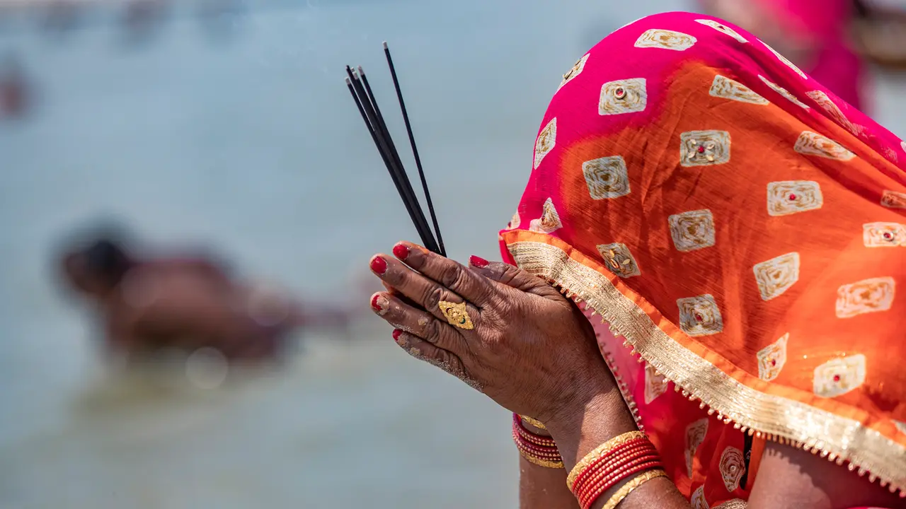 Lockdwon, Ratusan Umat Hindu Lakukan Ritual di Sungai Gangga