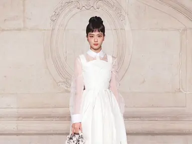 Jisoo pernah tampil memukau dengan tampilan yang berbeda dari biasanya. Rekan Lisa Blackpink ini tampil menawan di acara Dior 2023 Haute Couture. Kecantikan Jisoo ini sukses menyita perhatian warganet. (Liputan6.com/IG/sooyaa_)