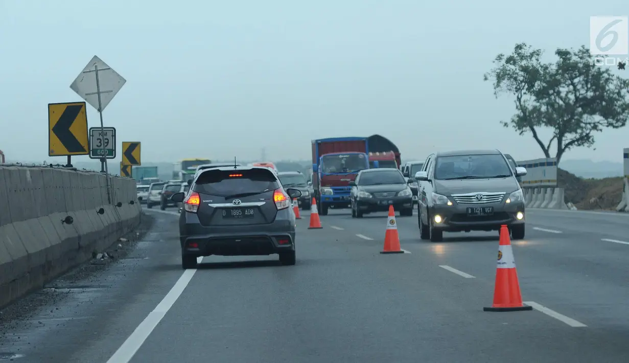 Kendaraan melewati lajur contra flow tol Jakarta-Cikampek, Jumat (22/12). Guna mengurangi kepadatan arus pada libur panjang Natal 2017, petugas menerapkan sistem contra flow mulai dari Cikarang Utama. (Liputan6.com/Helmi Fithriansyah)