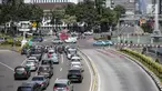 Sejumlah kendaraan melintas di Jalan Merdeka Barat, Jakarta, Rabu (19/6/2019). Hari ini jalan tersebut dibuka untuk umum di tengah berlangsungnya sidang ketiga sengketa Pilpres 2019. (Liputan6.com/Faizal Fanani)