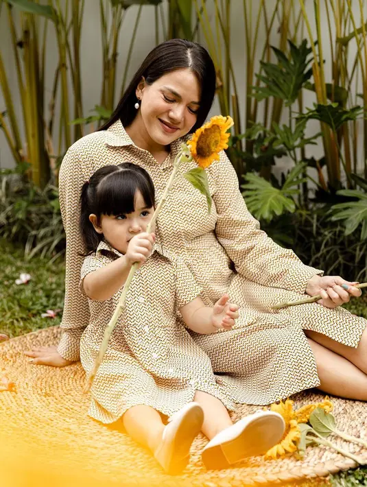 Alita pun beberapa kali tertangkap mengenakan busana yang kompakan dengan ibunya. Dalam busana yang kompak dan kembaran, keduanya pun tetap tampil stylish meski dipakai seorang ibu dan anak. (Liputan6.com/IG/@alicenorin)