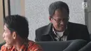 Sekretaris Menteri (Sesmen) BUMN, Imam Apriyanto Putro berada di ruang tunggu sebelum menjalani pemeriksaan di Gedung KPK, Kamis (1/11).Imam diperiksa sebagai saksi untuk tersangka mantan Dirut PT Asuransi Jasindo Budi Tjahjono. (Merdeka.com/Dwi Narwoko)