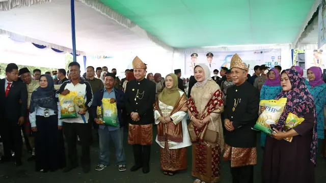 Tekan Inflasi Daerah, Agus Fatoni Tinjau Operasi Pasar dan Salurkan Sembako di Kabupaten OKI