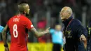 Pemain Chile Arturo Vidal (kiri) berdebat dengan pelatih Ekuador di kualifikasi Piala Dunia 2018 di Santiago (5/9). Chile gagal lolos ke Rusia 2018 usai kekalahan dari Brasil dan kemenangan Argentina yang mengubur impian La Roja. (AFP Photo/Claudio Reyes)