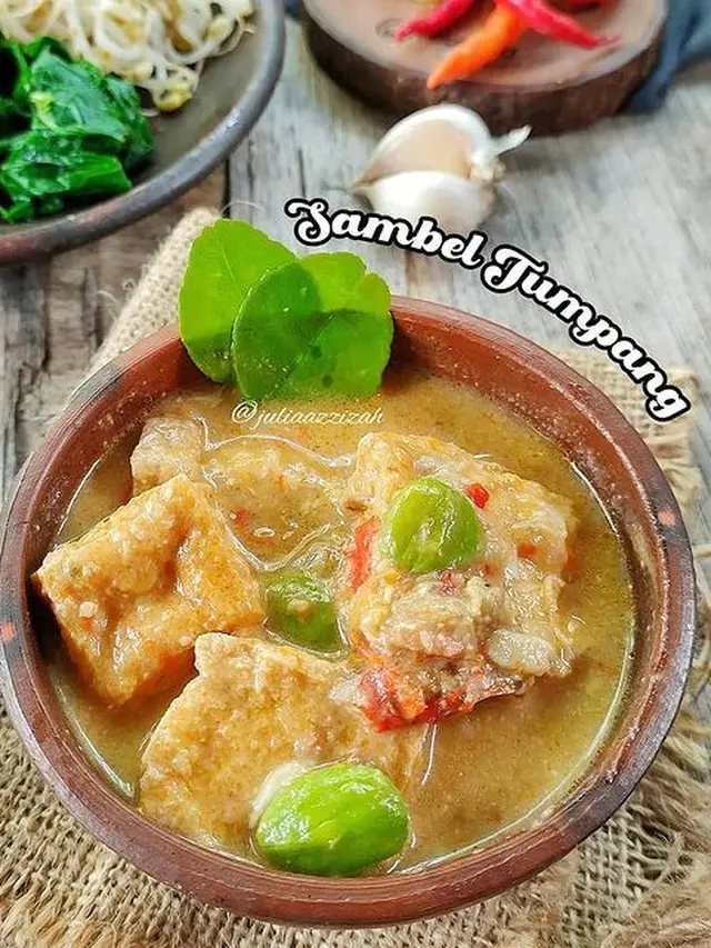 Semangkuk sambal tumpang dengan pete